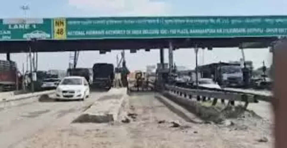 दिल्ली-जयपुर हाईवे पर यात्रा में बढ़ी कठिनाई, सड़कें टूटी हुई