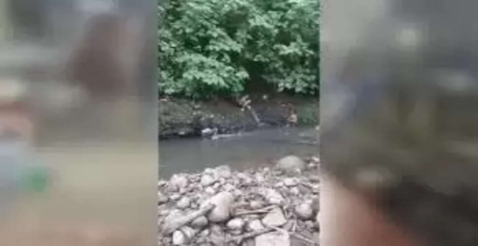 बरसात में झरने के पास लापरवाही से युवक की जान को खतरा