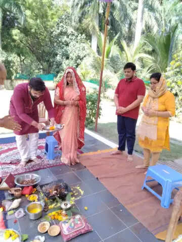 आईपीएस सरोज कुमारी ने जुड़वा बच्चों को दिया जन्म, पारंपरिक वेशभूषा में नजर आईं
