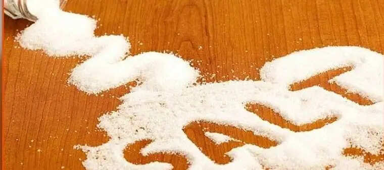 घर की नकारात्मकता दूर करने के लिए नमक का उपयोग