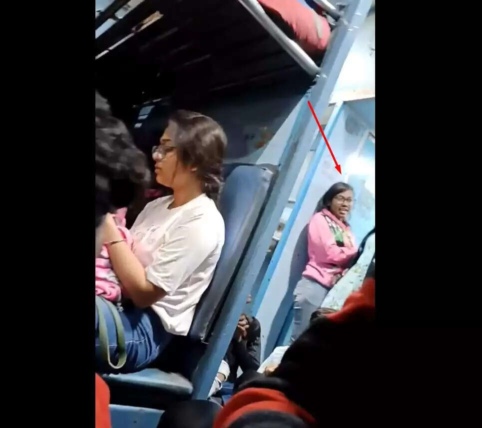 ट्रेन में धूम्रपान करती लड़की का वीडियो वायरल, रेलवे पर उठे सवाल
