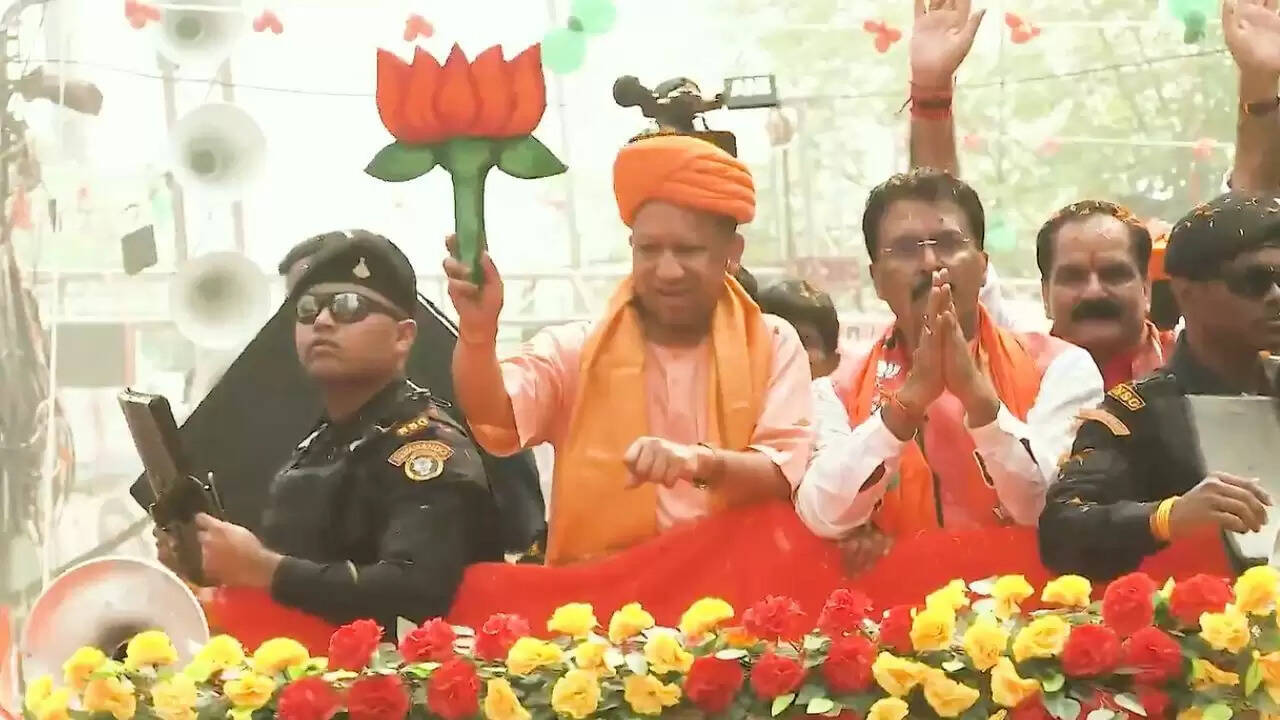 बिहार चुनाव 2025: सीएम योगी का दरभंगा रोड शो, जनसैलाब का उमंग