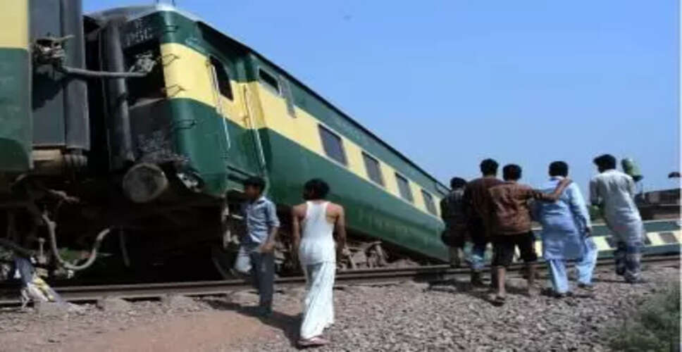 पाकिस्तान में जाफर एक्सप्रेस ट्रेन पर बम विस्फोट, 12 घायल