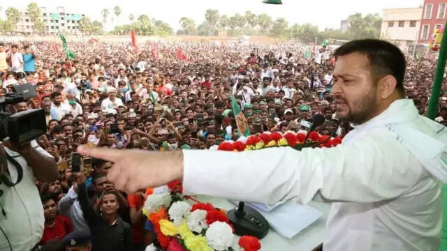 तेजस्वी यादव की बिहार अधिकार यात्रा: चुनावी वादे और जनता का समर्थन