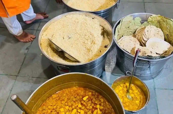 भंडारे का महत्व: क्यों नहीं खाना चाहिए भंडारे का भोजन?