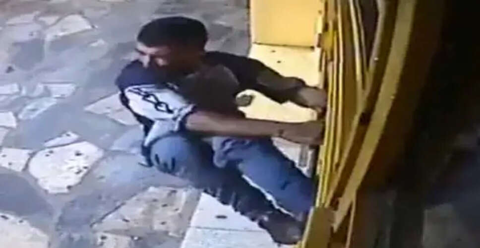 चोर की खिड़की तोड़ने की कोशिश पर मालिक ने दिया करारा जवाब