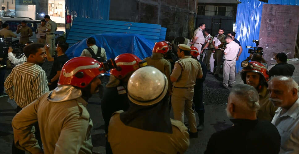 दिल्ली में इमारत ढहने से बचाव कार्य जारी, कई लोग फंसे