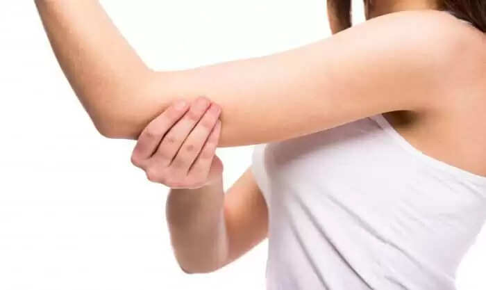 कोहनी पर ठोकर लगने का अजीब एहसास: जानें क्यों होता है करंट जैसा दर्द