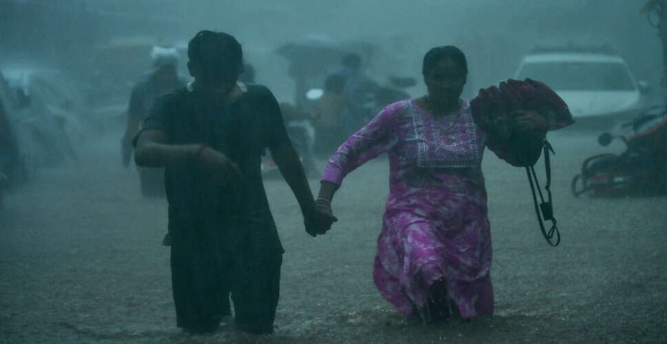 मुंबई में भारी बारिश से रेड अलर्ट, जलभराव और यातायात जाम की स्थिति