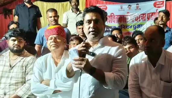 चूरू में ट्रक व्यवसायियों का धरना जारी, सांसद ने सरकार को दी चेतावनी