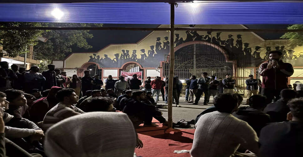 तेजपुर विश्वविद्यालय में छात्रों का प्रदर्शन जारी, वीसी के खिलाफ कार्रवाई की मांग