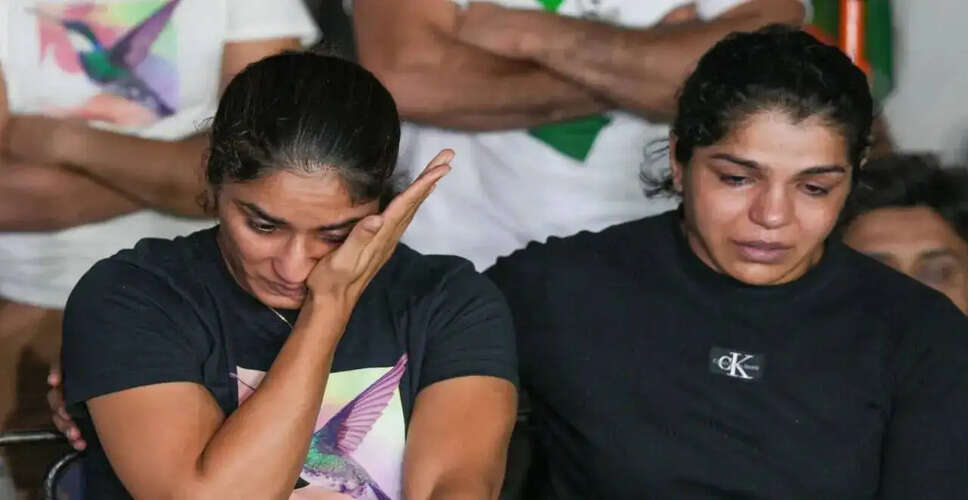 साक्षी मलिक ने विनेश फोगट का समर्थन किया, WFI के नियमों पर उठाए सवाल