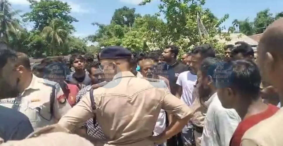 नगांव में नशे के खिलाफ स्थानीय लोगों का आक्रोश, घरों में तोड़फोड़