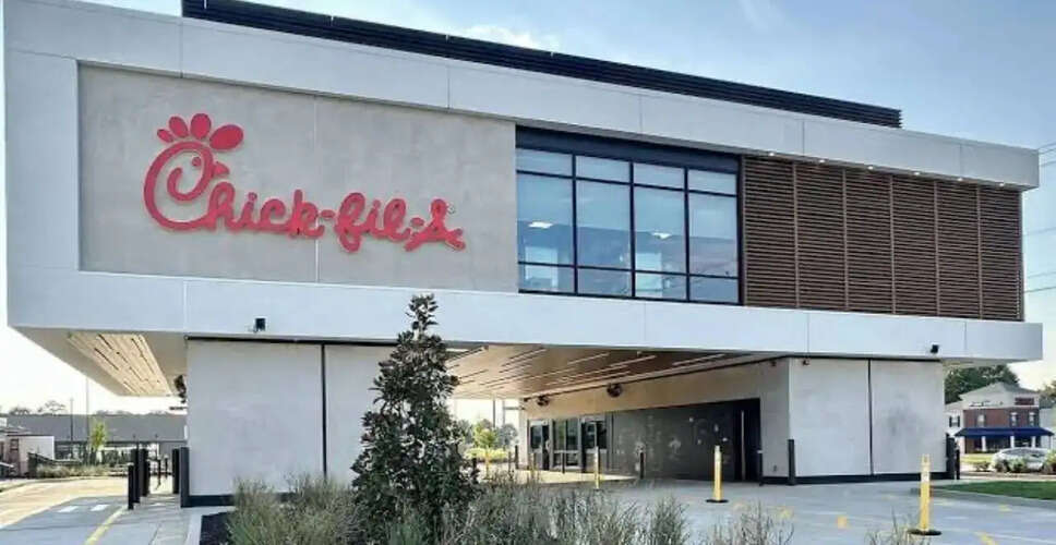 चिक-फिल-ए के पूर्व कर्मचारी पर चोरी और धन शोधन का आरोप
