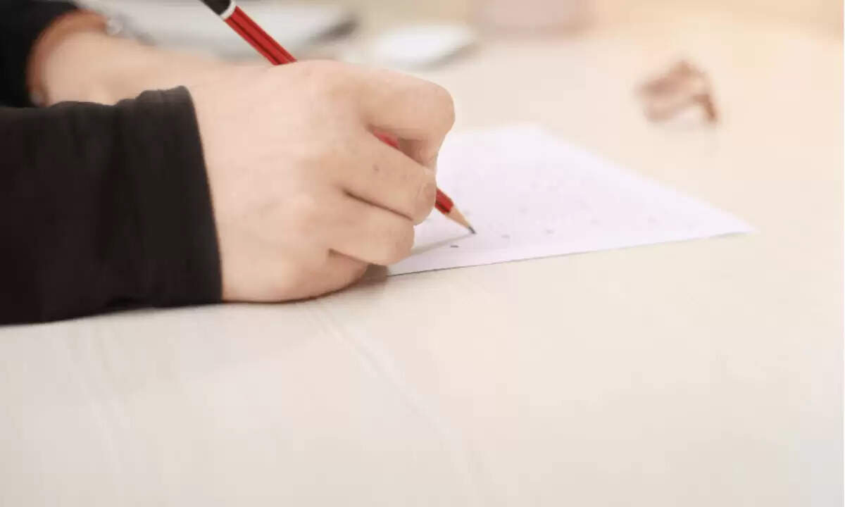 छात्र की अनोखी आंसर शीट में फिल्मी गाने, टीचर का मजेदार रिमार्क