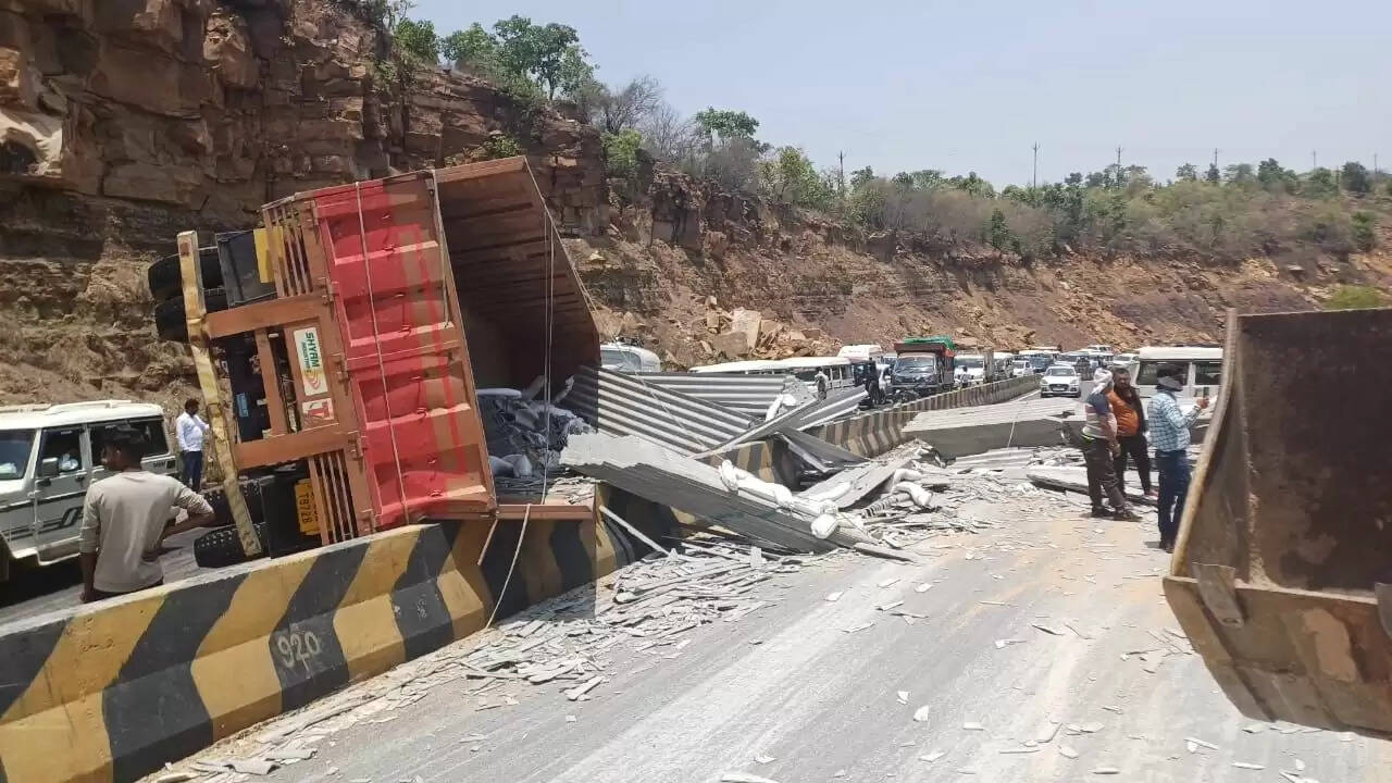 मध्य प्रदेश में ट्रक के ऑटो पर गिरने से 7 तीर्थयात्रियों की मौत