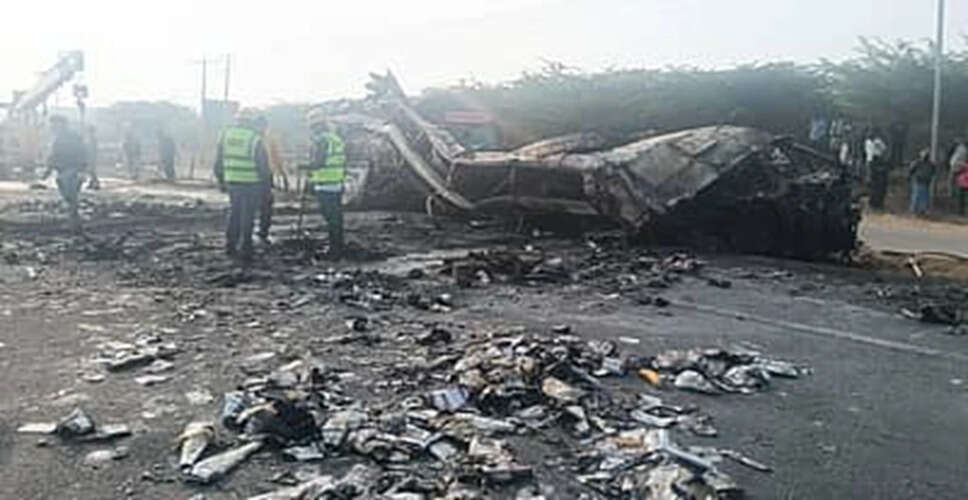 कर्नाटक में बस और लॉरी की टक्कर से 12 लोगों की मौत, कई घायल