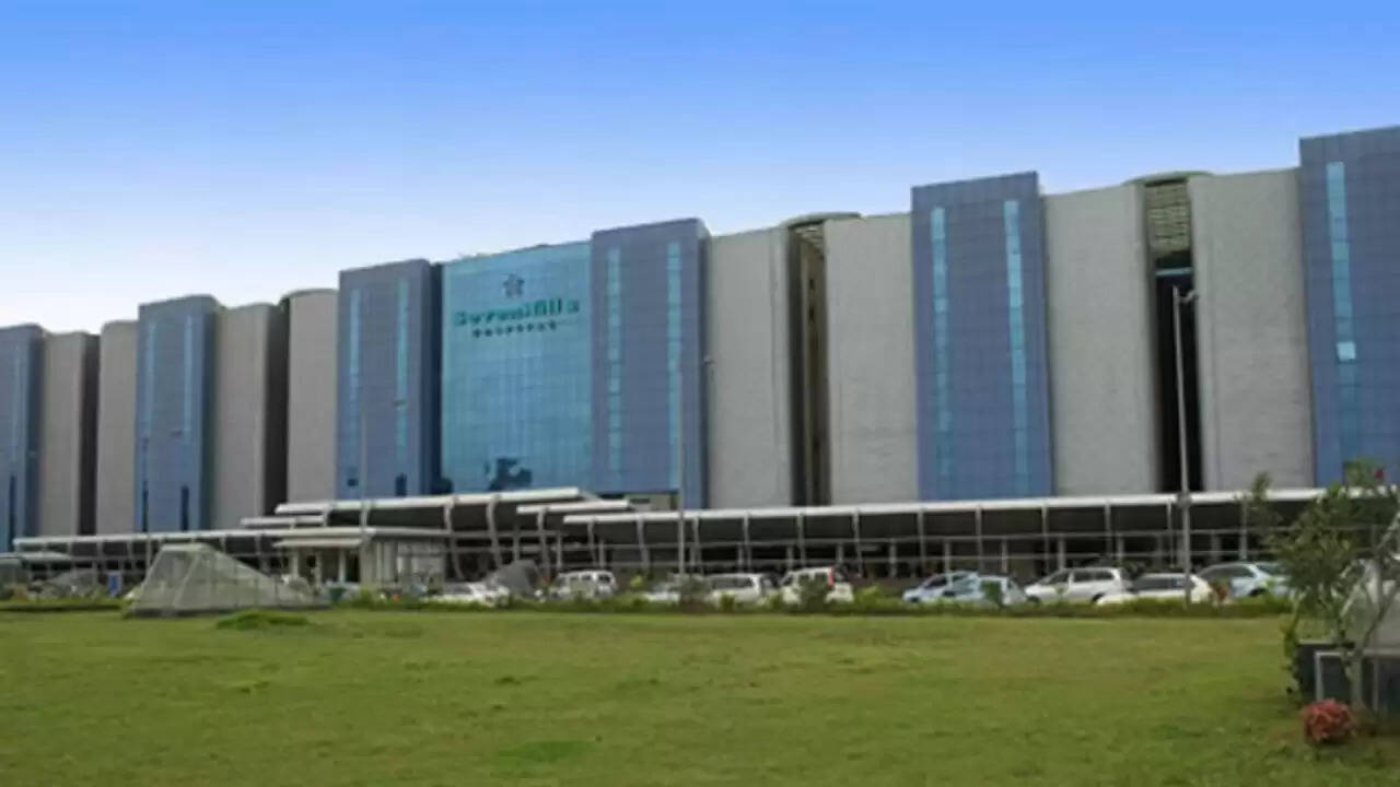 मुकेश अंबानी की कंपनी और जुपिटर हॉस्पिटल्स के बीच सेवनहिल्स हॉस्पिटल की बिक्री की दौड़