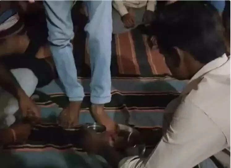 दमोह में विवादास्पद वीडियो के बाद युवक को मिली सजा, पुलिस ने दर्ज की FIR