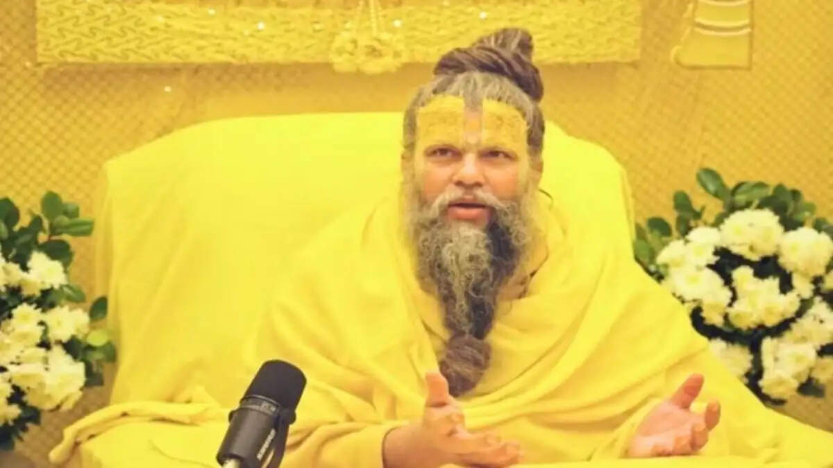 क्या मंदिर में पितरों की तस्वीर रखना उचित है? प्रेमानंद जी महाराज का स्पष्टीकरण