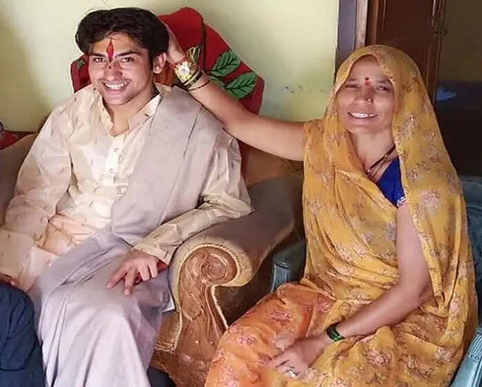 धीरेंद्र कृष्ण शास्त्री: भक्तों के बीच लोकप्रियता और संपत्ति पर चर्चा