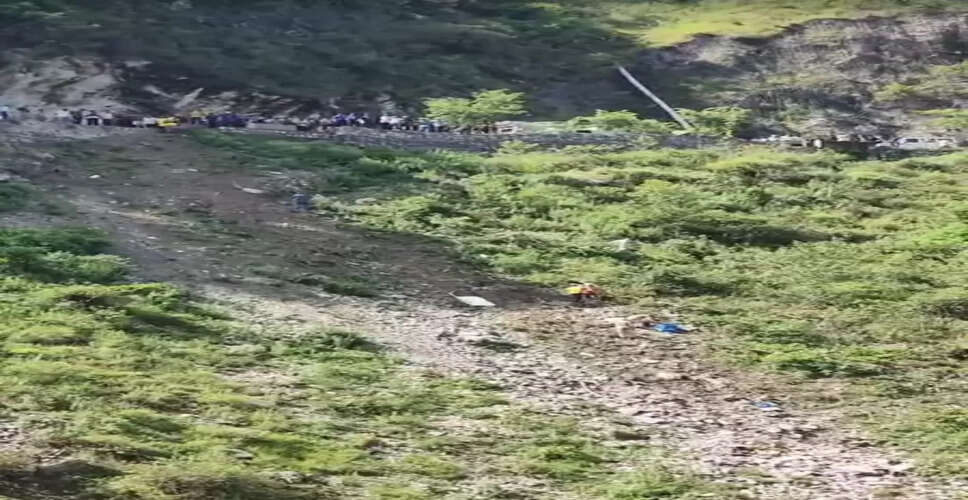 बद्रीनाथ जा रहा टेंपो ट्रैवलर अलकनंदा नदी में गिरा: एक की मौत, कई लापता, सीएम धामी ने जताया दुख