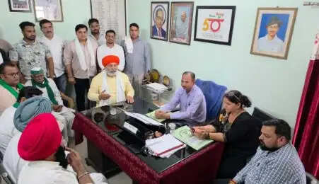 मुजफ्फरनगर में अनुबंधित बसों के संचालन को लेकर ट्रांसपोर्टरों का प्रदर्शन