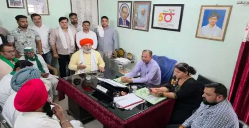 मुजफ्फरनगर में अनुबंधित बसों के संचालन को लेकर ट्रांसपोर्टरों का प्रदर्शन