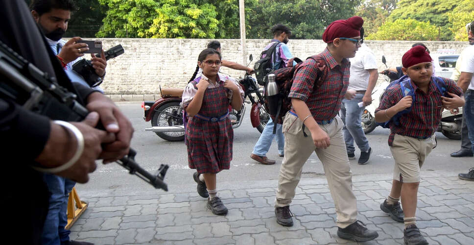 अहमदाबाद में स्कूलों को बम की धमकी, सुरक्षा बलों ने शुरू की तलाशी