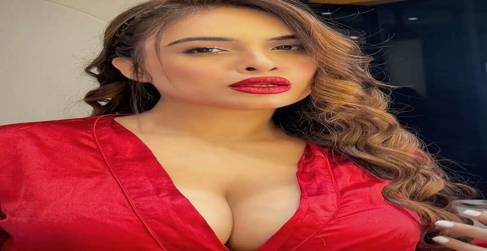 नेहा मलिक का नया लुक: सोशल मीडिया पर छाया जलवा