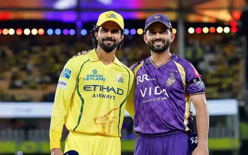 CSK और KKR के खिलाड़ियों ने काली पट्टी बांधकर दी श्रद्धांजलि