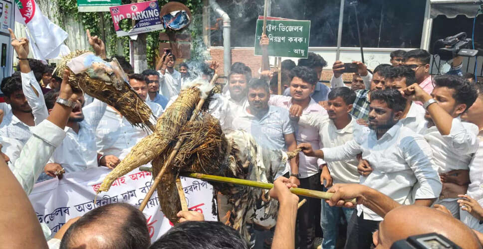 असम में ईंधन मूल्य वृद्धि के खिलाफ छात्रों का प्रदर्शन