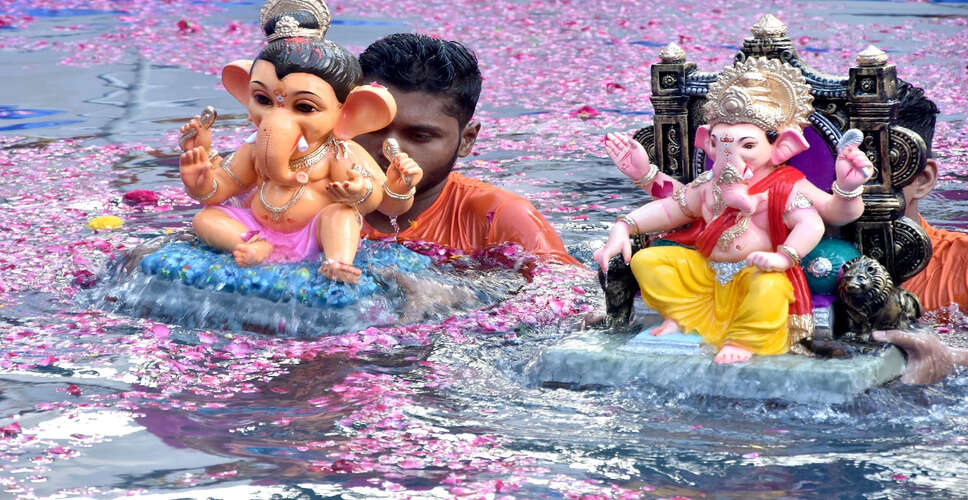 मुंबई में गणेश विसर्जन के दौरान बिजली का झटका, एक की मौत और कई घायल
