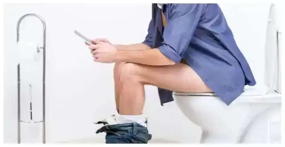 टॉयलेट में फोन ले जाने के स्वास्थ्य पर प्रभाव: जानें क्या करें
