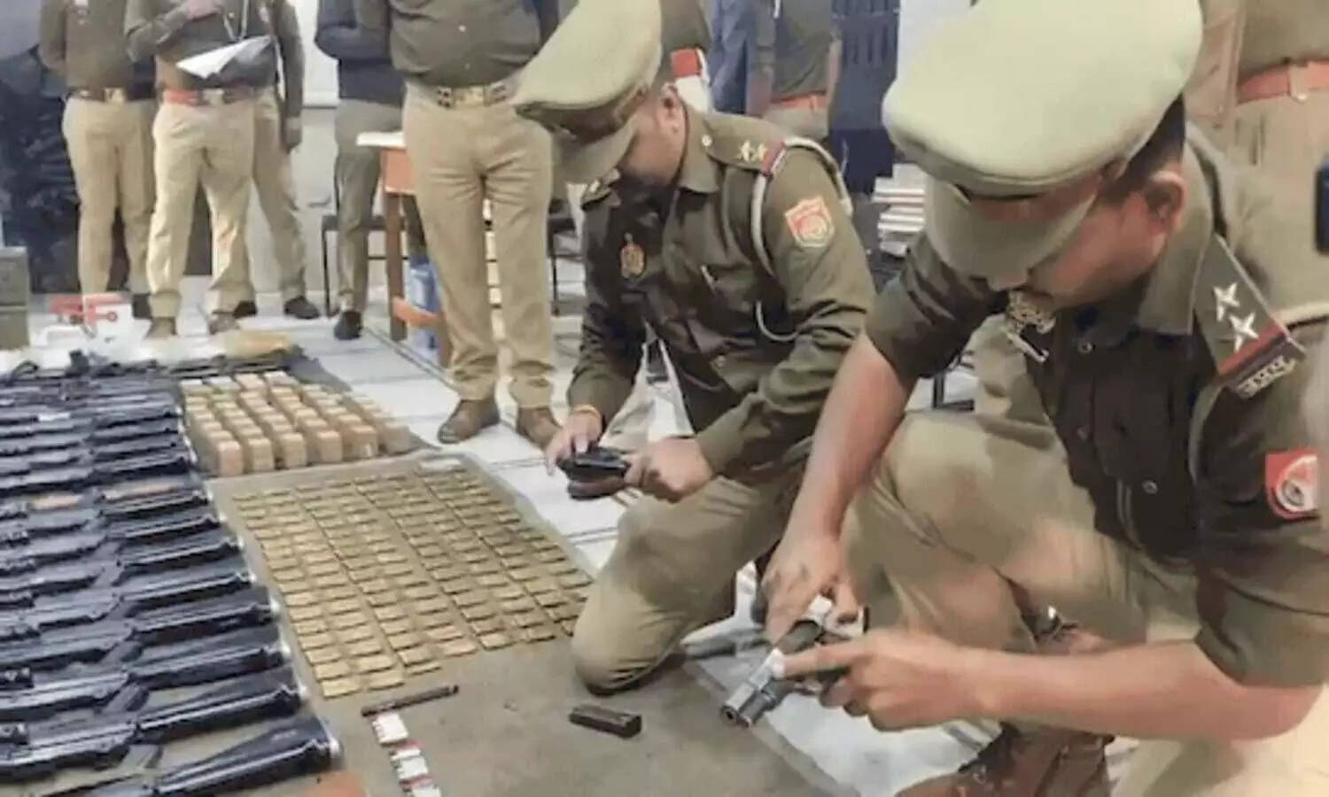 गाजियाबाद पुलिस अधिकारी का पिस्टल लॉक खोलने में असफलता का वीडियो वायरल