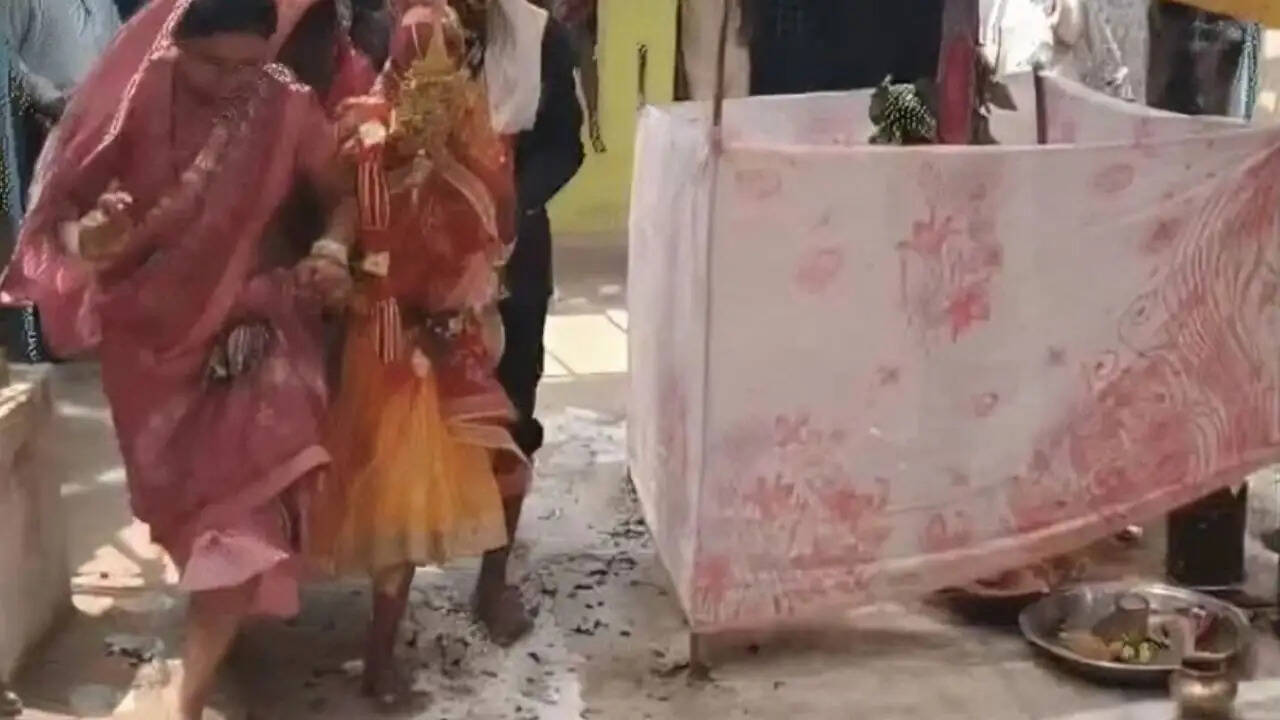 अनोखी शादी की परंपरा: दूल्हा-दुल्हन की अग्निपरीक्षा