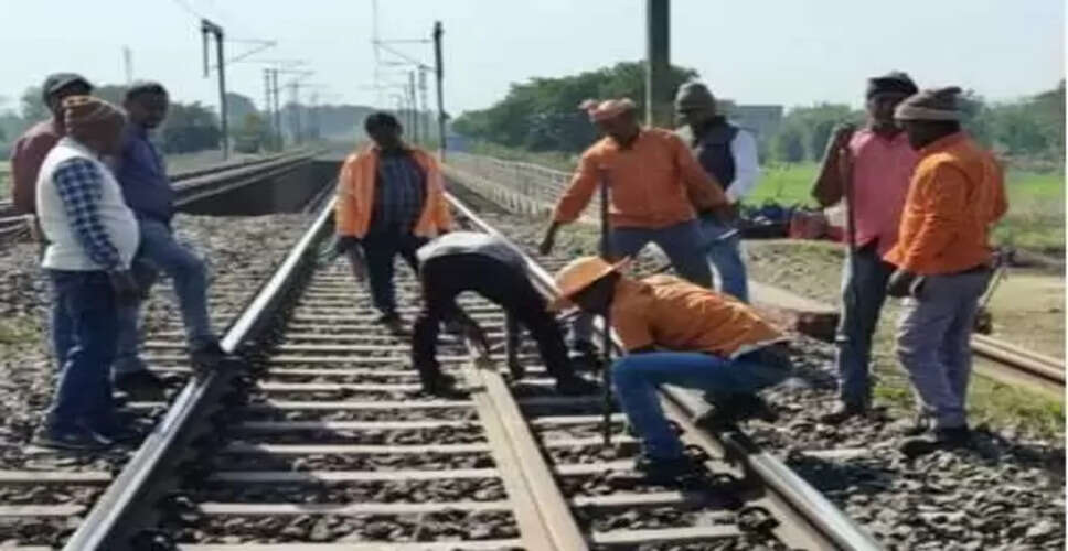 बिहार में ट्रेन पलटने की साजिश: झाझा-जमुई रेलखंड पर ट्रैक काटा गया