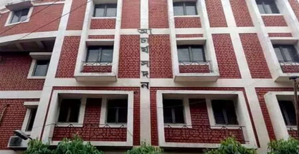 पश्चिम बंगाल में गैर-शिक्षण कर्मचारियों का मार्च, नौकरी बहाली की मांग