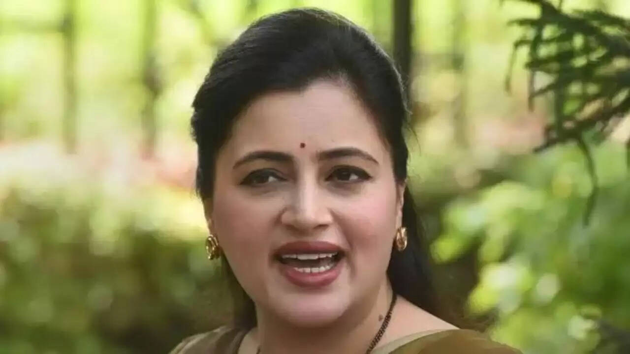 नवनीत राणा की विवादास्पद अपील: हिंदुओं को तीन-चार बच्चे पैदा करने की सलाह