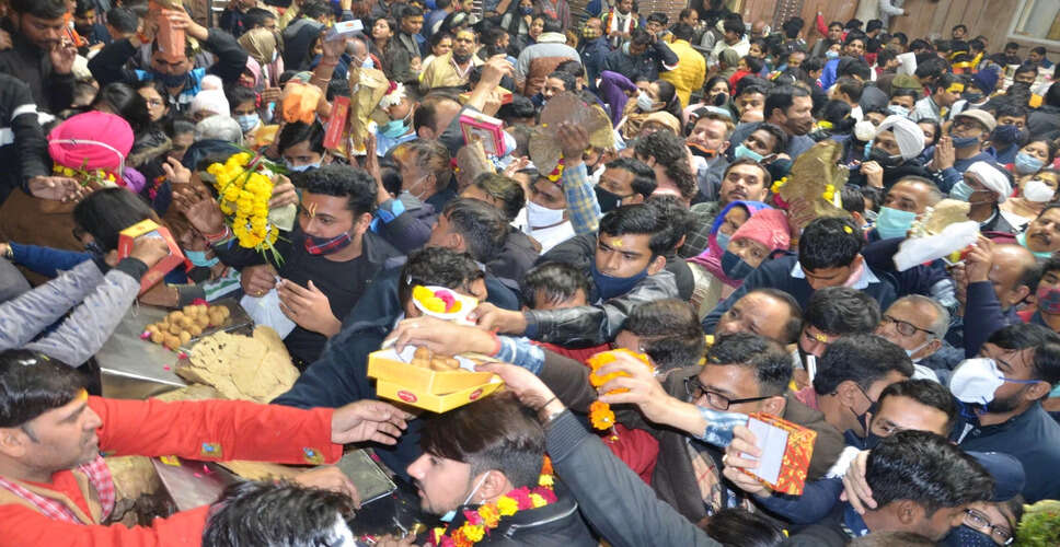 वृन्दावन के बांके बिहारी मंदिर में भीड़ से बचने की अपील