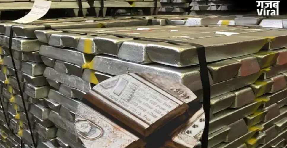 मुंबई-अहमदाबाद हाइवे पर चांदी की वैन पलटी, सड़क पर बिखरे 18 करोड़ रुपये