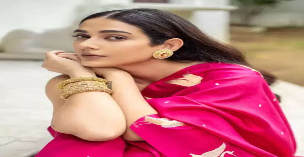 मां के साथ 'अजीब दास्तां है ये' गाती नजर आईं आकांक्षा सिंह, बोल को लेकर हुई बहस