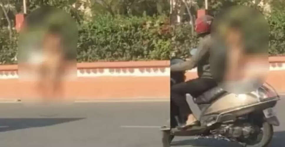 जयपुर में महिला ने सड़क पर किया निर्वस्त्र प्रदर्शन, पुलिस ने किया गिरफ्तार