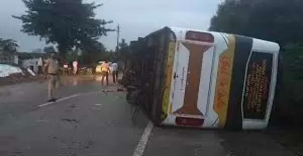 इंदौर में बस दुर्घटना: खाई में गिरी बस, तीन महिलाओं की मौत