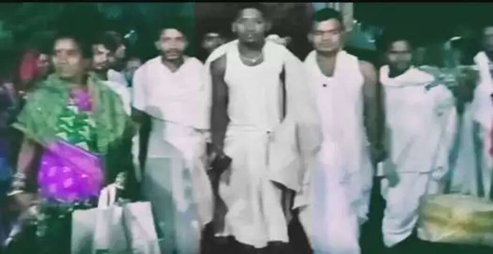 दूल्हे ने 28 किमी पैदल चलकर की शादी, ड्राइवरों की हड़ताल बनी बाधा