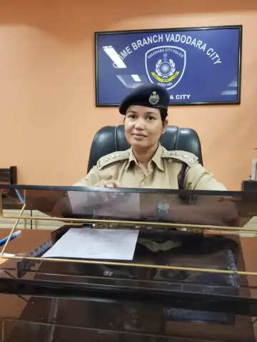 आईपीएस सरोज कुमारी ने जुड़वा बच्चों को दिया जन्म, पारंपरिक वेशभूषा में नजर आईं
