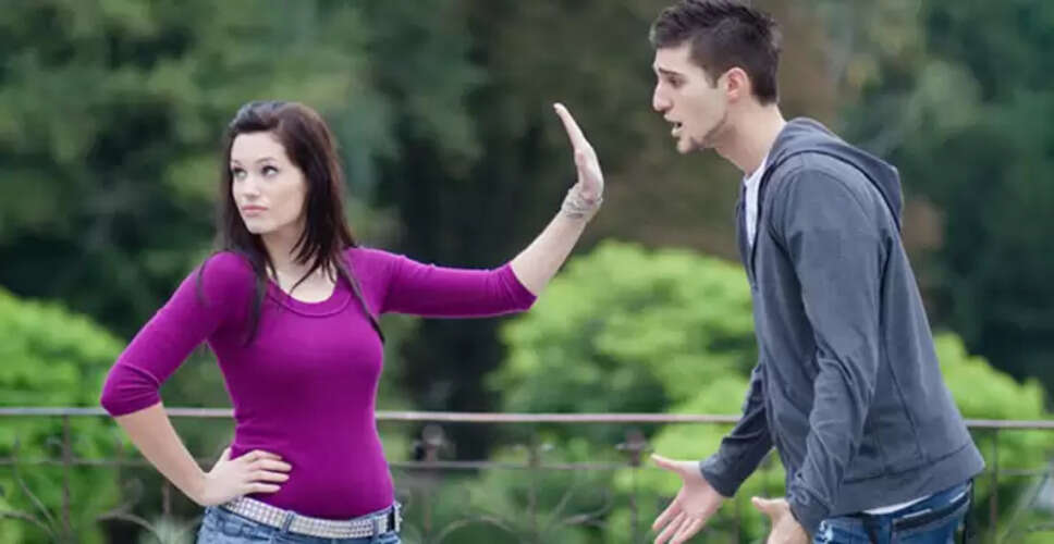 कैसे जानें कि लड़की आपको पसंद नहीं करती: 3 संकेत