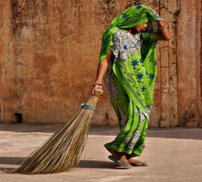 नवरात्रि में झाड़ू के महत्व और उसके उपयोग के नियम