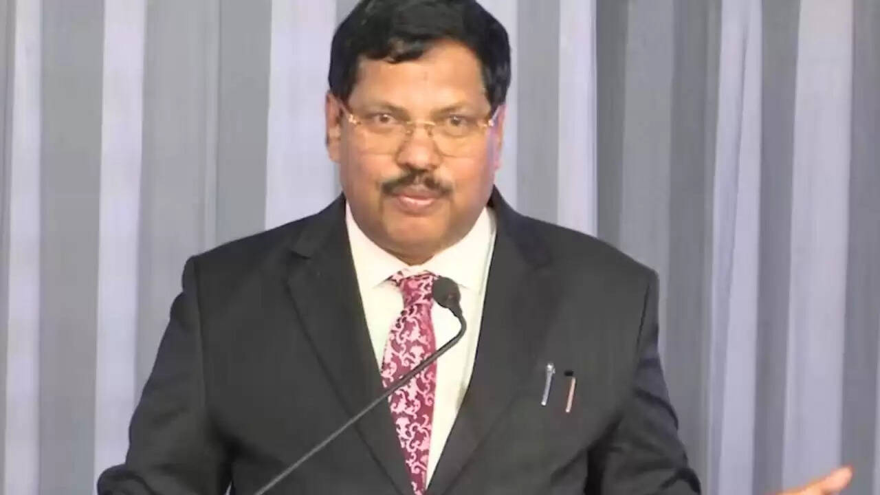 सुप्रीम कोर्ट में चीफ जस्टिस गवई पर जूता फेंकने की कोशिश, वकील ने किया हंगामा