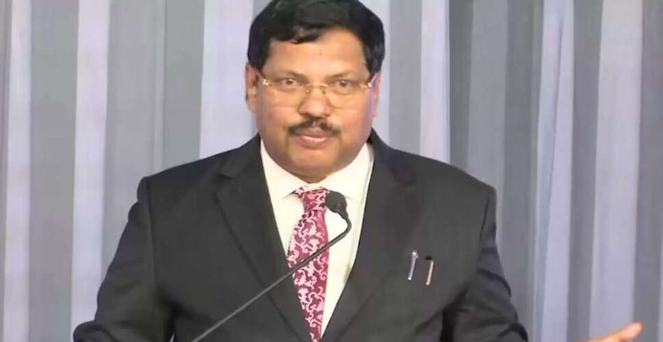 सुप्रीम कोर्ट में चीफ जस्टिस गवई पर जूता फेंकने की कोशिश, वकील ने किया हंगामा